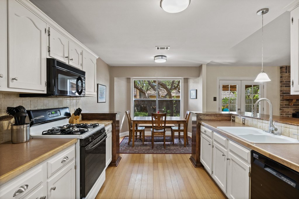 4526 Langtry Lane Austin, TX 78749 - Photo 4 of 33 Large galley kitchen with gas appliances