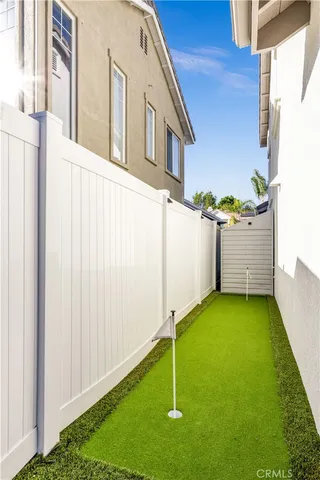 a view of an house with backyard and garden