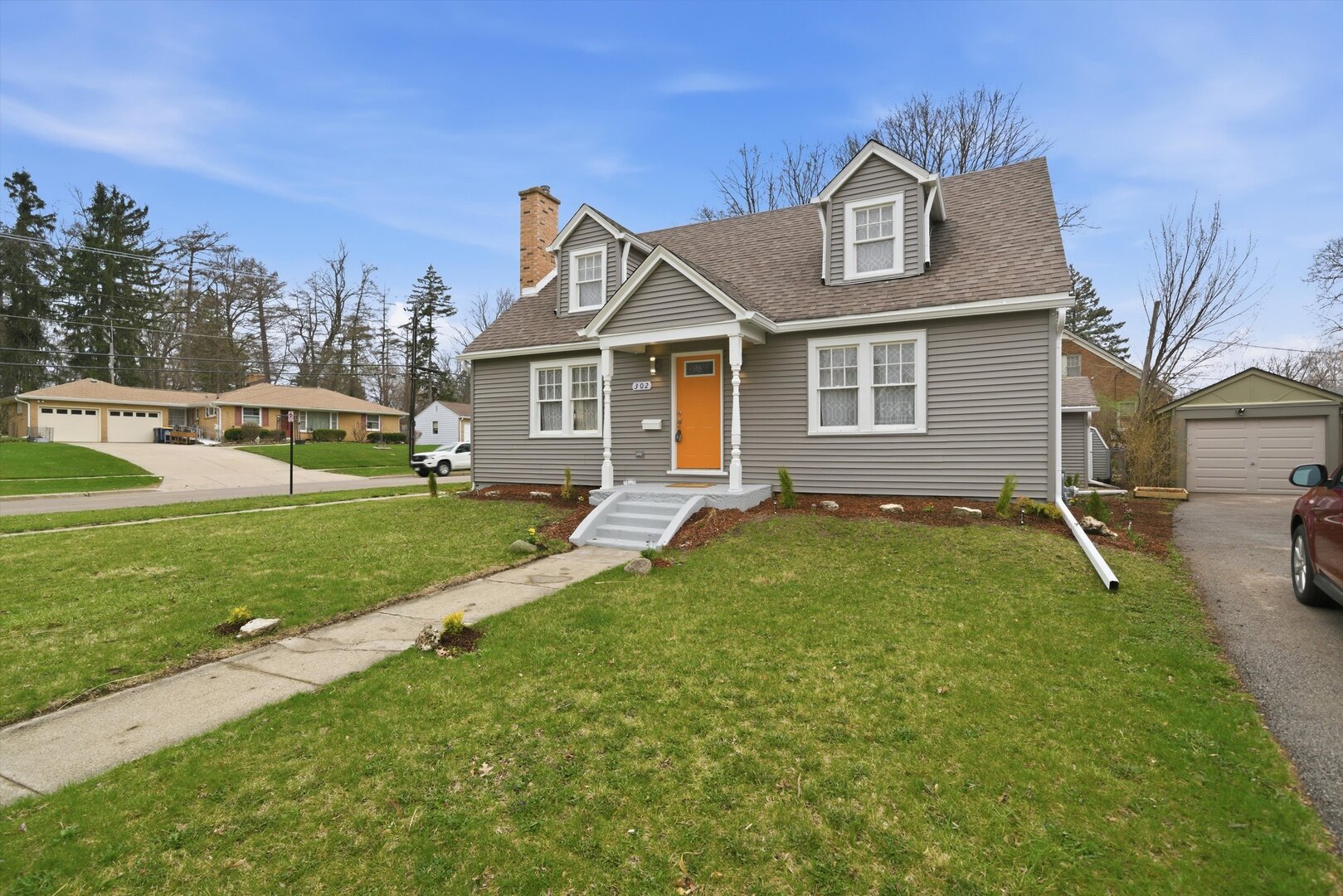 302 Hubbard Avenue Elgin, IL 60123 - Photo 2 of 38