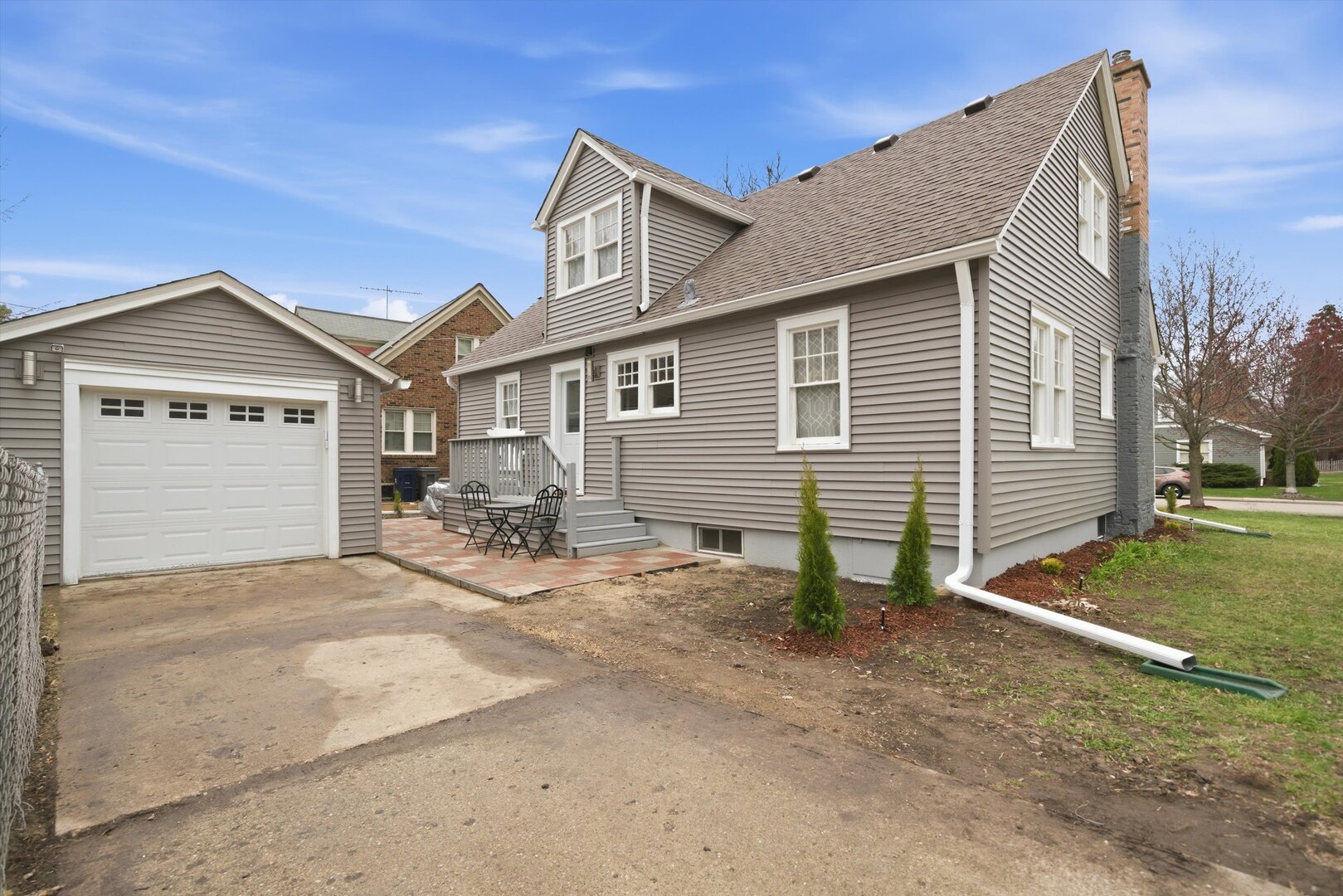 302 Hubbard Avenue Elgin, IL 60123 - Photo 3 of 38