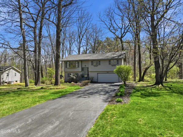 $399,000 | 874 Maxwell Drive, Niskayuna, NY 12309