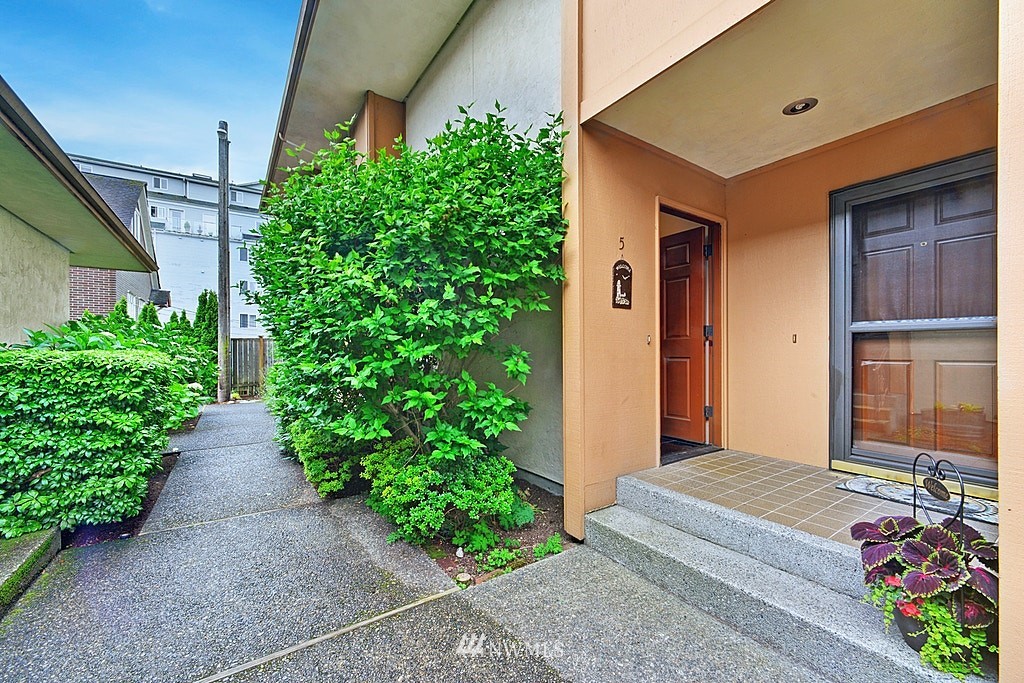 2510 Rucker Avenue, Unit 5 Everett, WA 98201 - Photo 2 of 19 Gallery Image 2