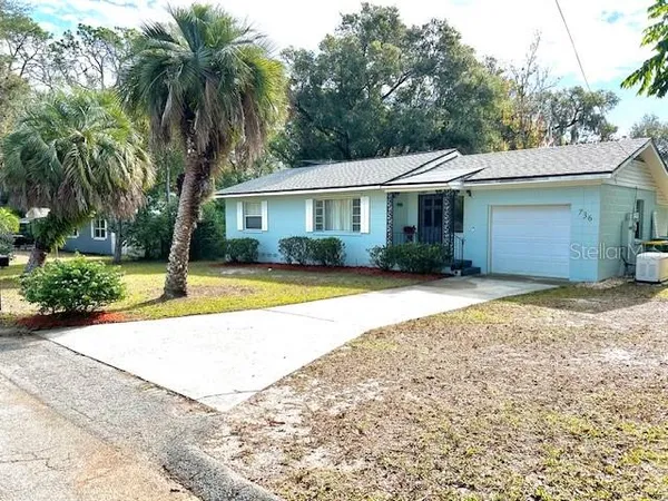 a view of outdoor space yard and porch