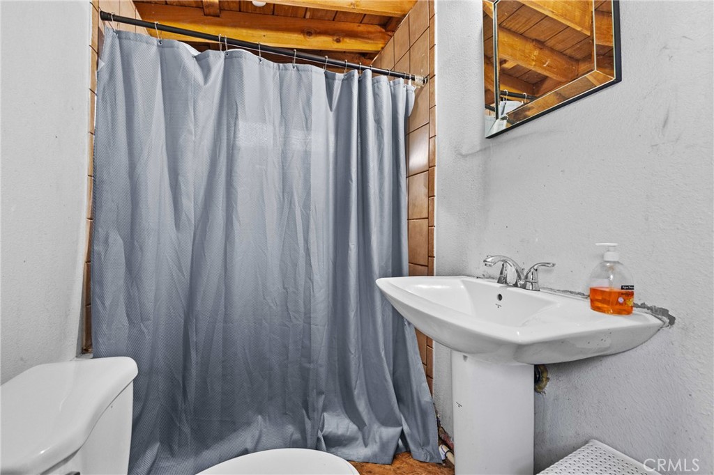 19345 Warren Road Riverside, CA 92508 - Photo 67 of 72 guest house batn room