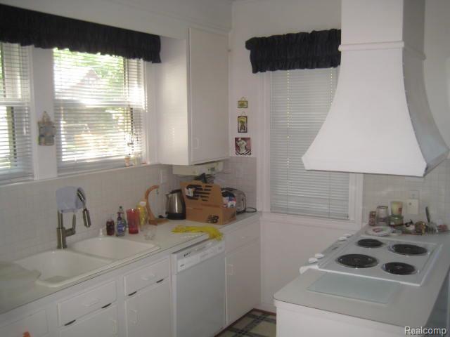 1405 Cadieux Road Grosse Pointe, MI 48230 - Photo 9 of 31 032.jpg