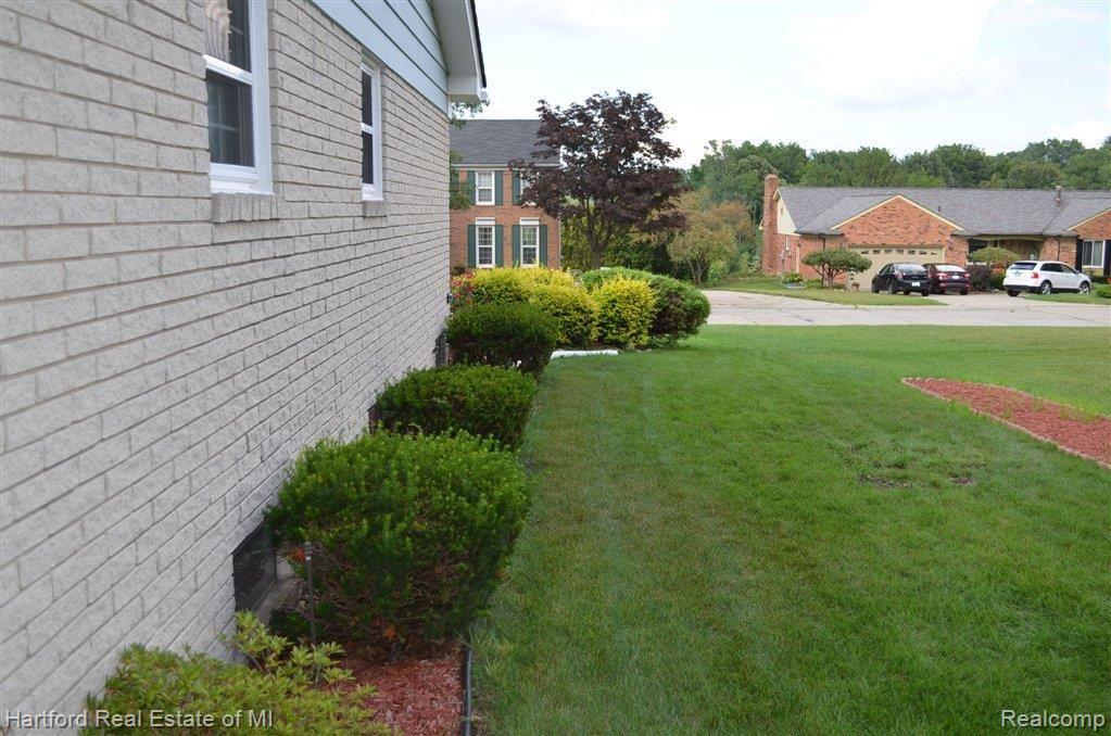 36131 Smithfield Road Farmington, MI 48335 - Photo 39 of 39 Yard