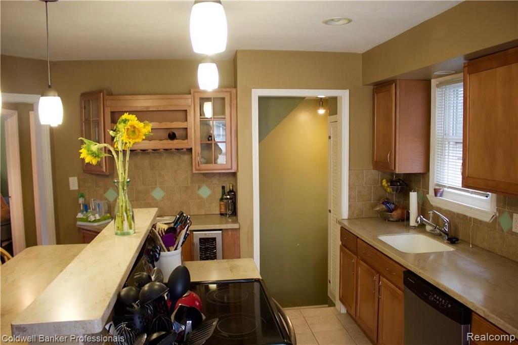 2035 Cambridge Road Berkley, MI 48072 - Photo 6 of 34