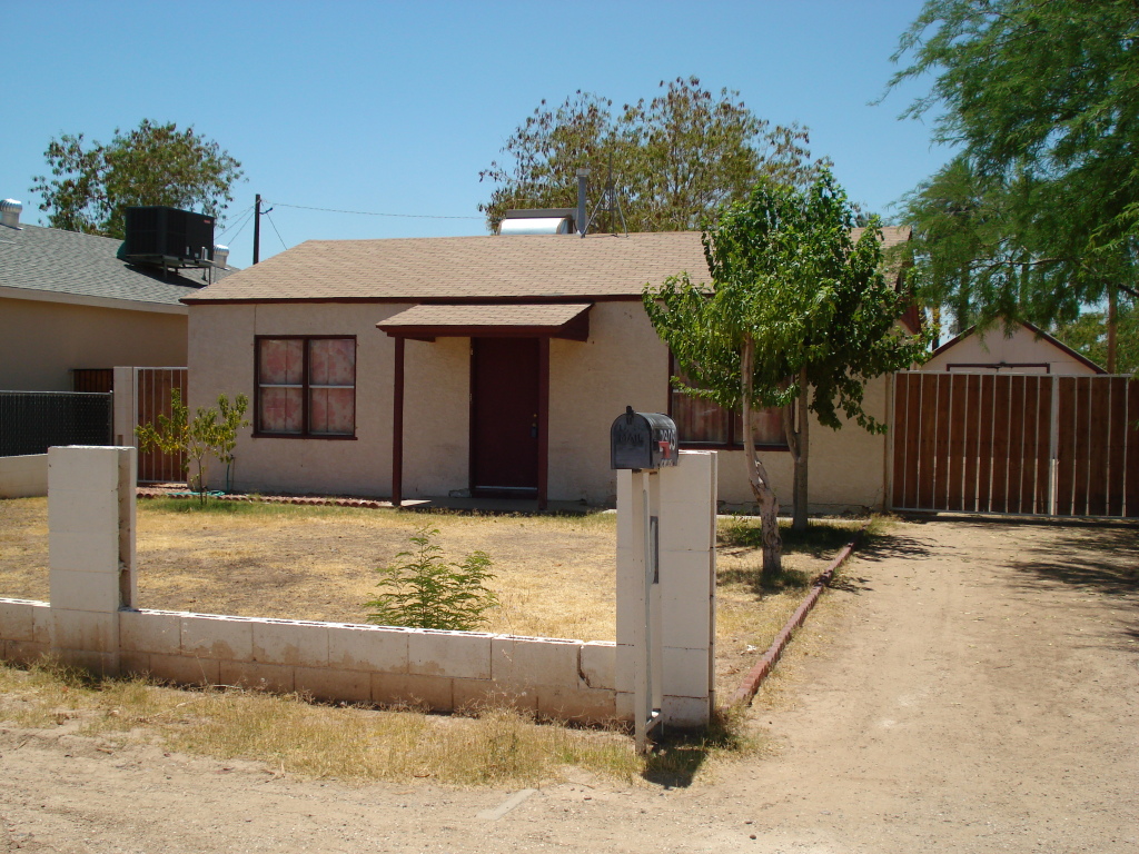 2905 West Monte Vista Road Phoenix, AZ 85009 - Photo 1 of 13 Front