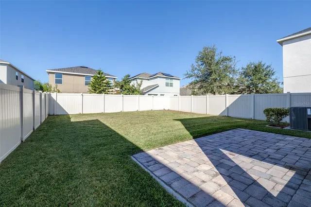 a view of a backyard