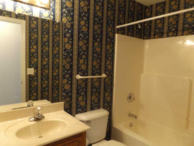 902 Franklin Road Charlotte, TN 37036 - Photo 12 of 20 Hall Bathroom