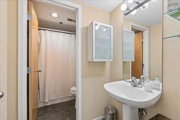 $3,400 | 2300 West Wabansia Avenue, Unit 301, Chicago, IL 60647