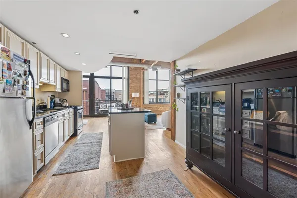 $3,400 | 2300 West Wabansia Avenue, Unit 301, Chicago, IL 60647