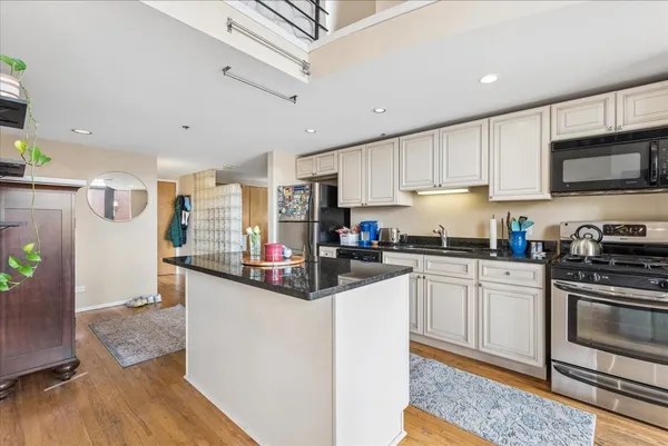 $3,400 | 2300 West Wabansia Avenue, Unit 301, Chicago, IL 60647