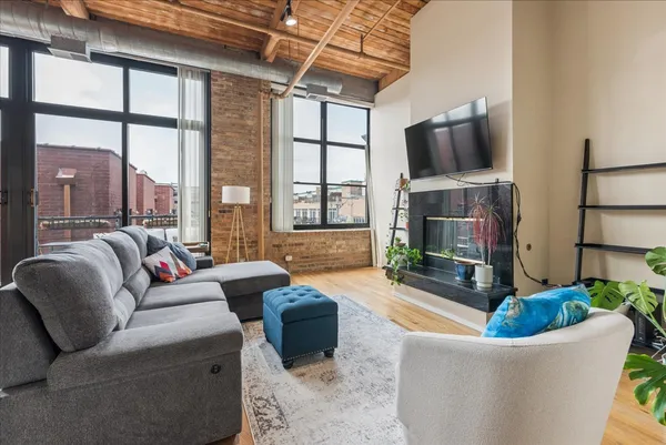 $3,400 | 2300 West Wabansia Avenue, Unit 301, Chicago, IL 60647