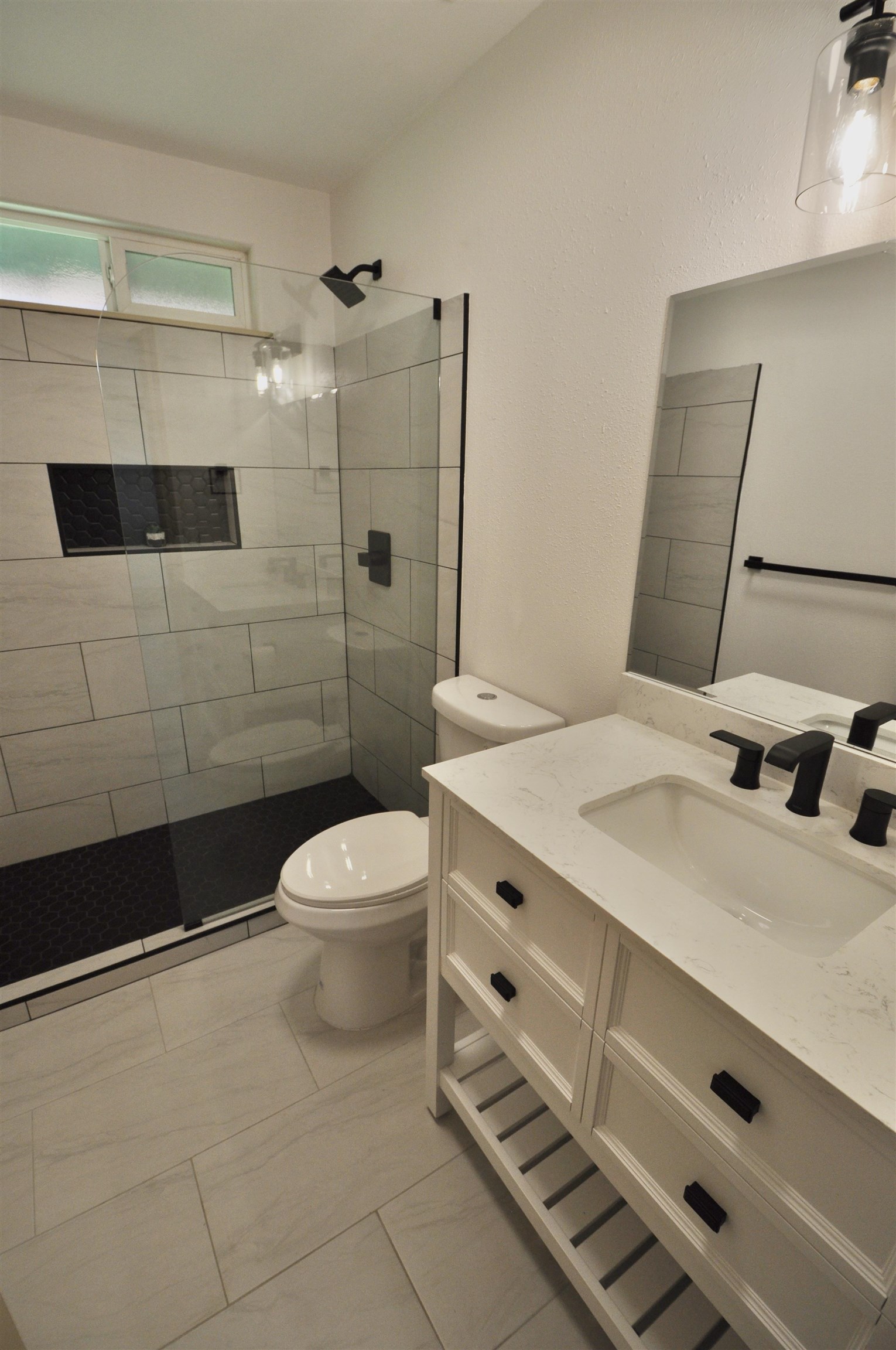 2835 Kaupakalua Road Haiku, HI 96708 - Photo 11 of 31 a bathroom with a sink a toilet and shower