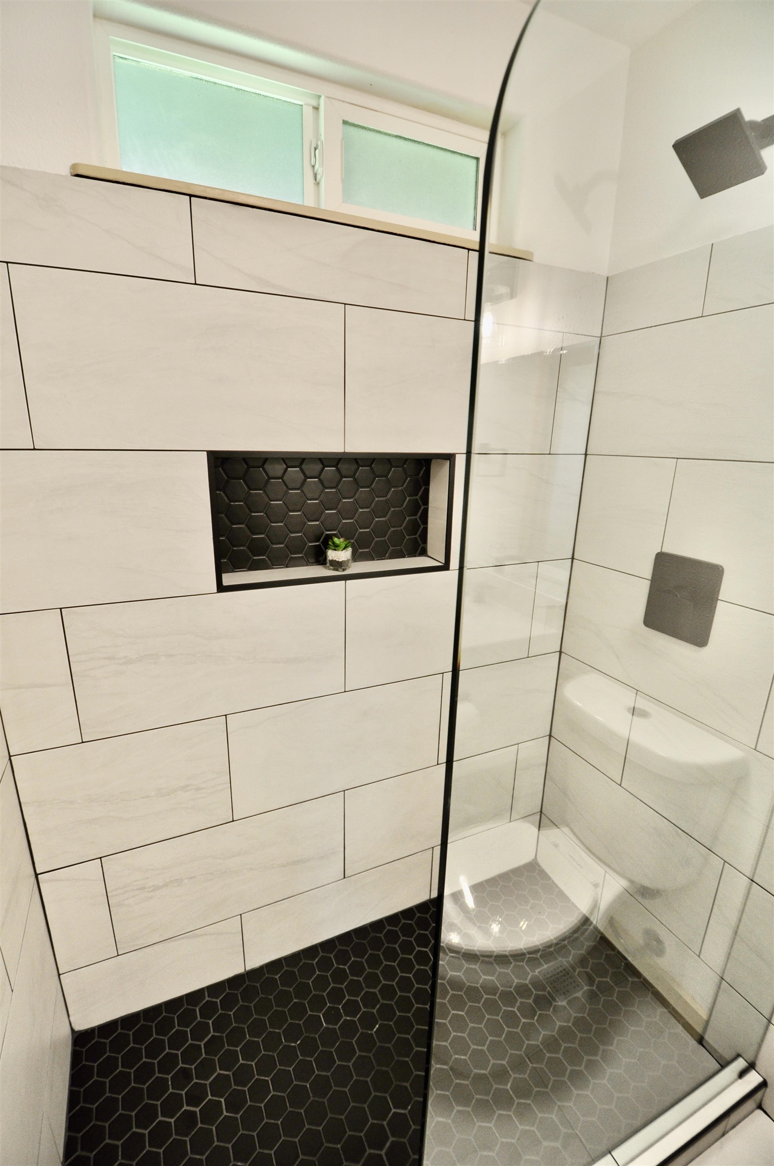 2835 Kaupakalua Road Haiku, HI 96708 - Photo 12 of 31 a bathroom with a sink and a shower