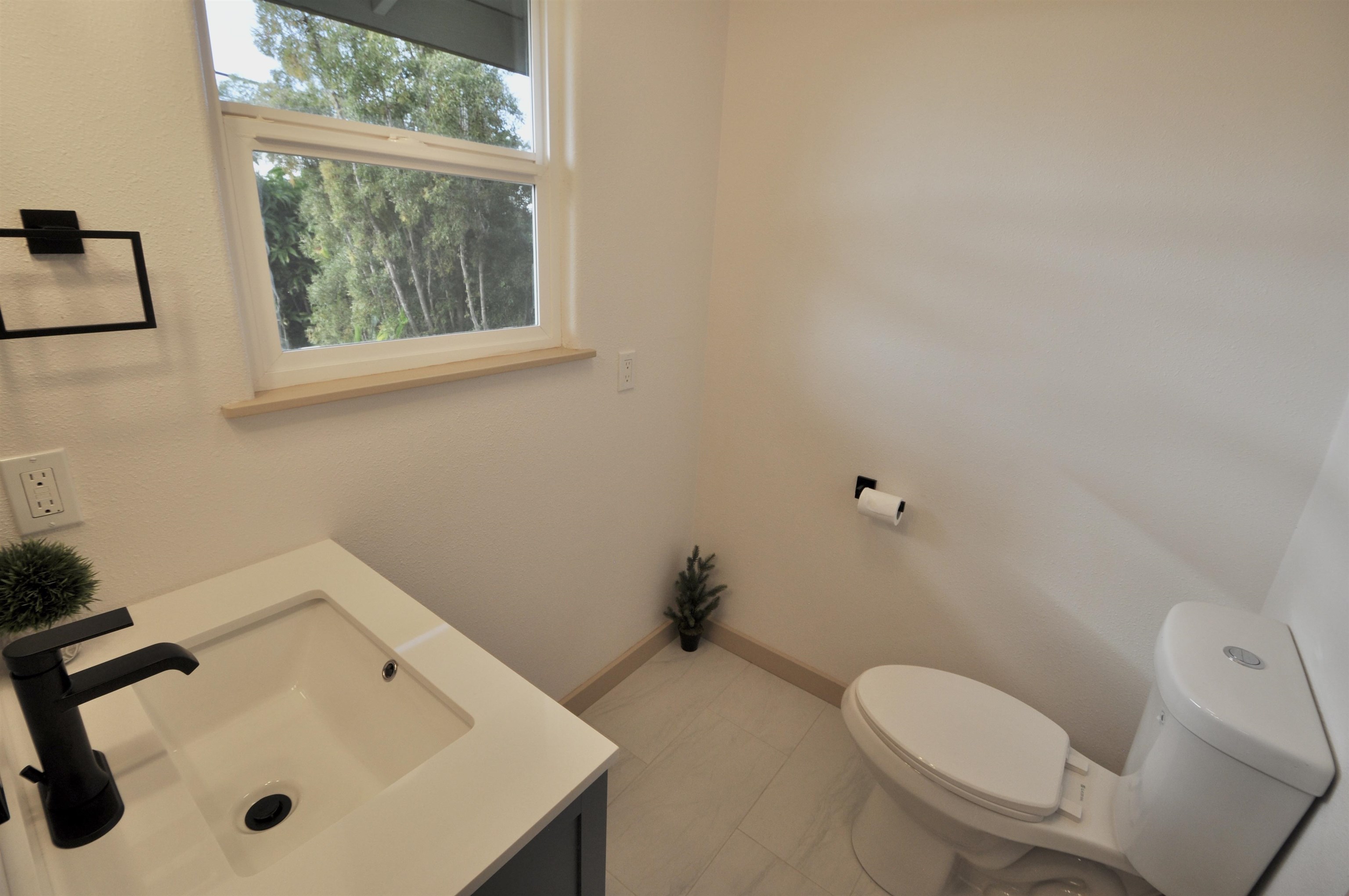 2835 Kaupakalua Road Haiku, HI 96708 - Photo 16 of 31 a bathroom with a sink and a toilet
