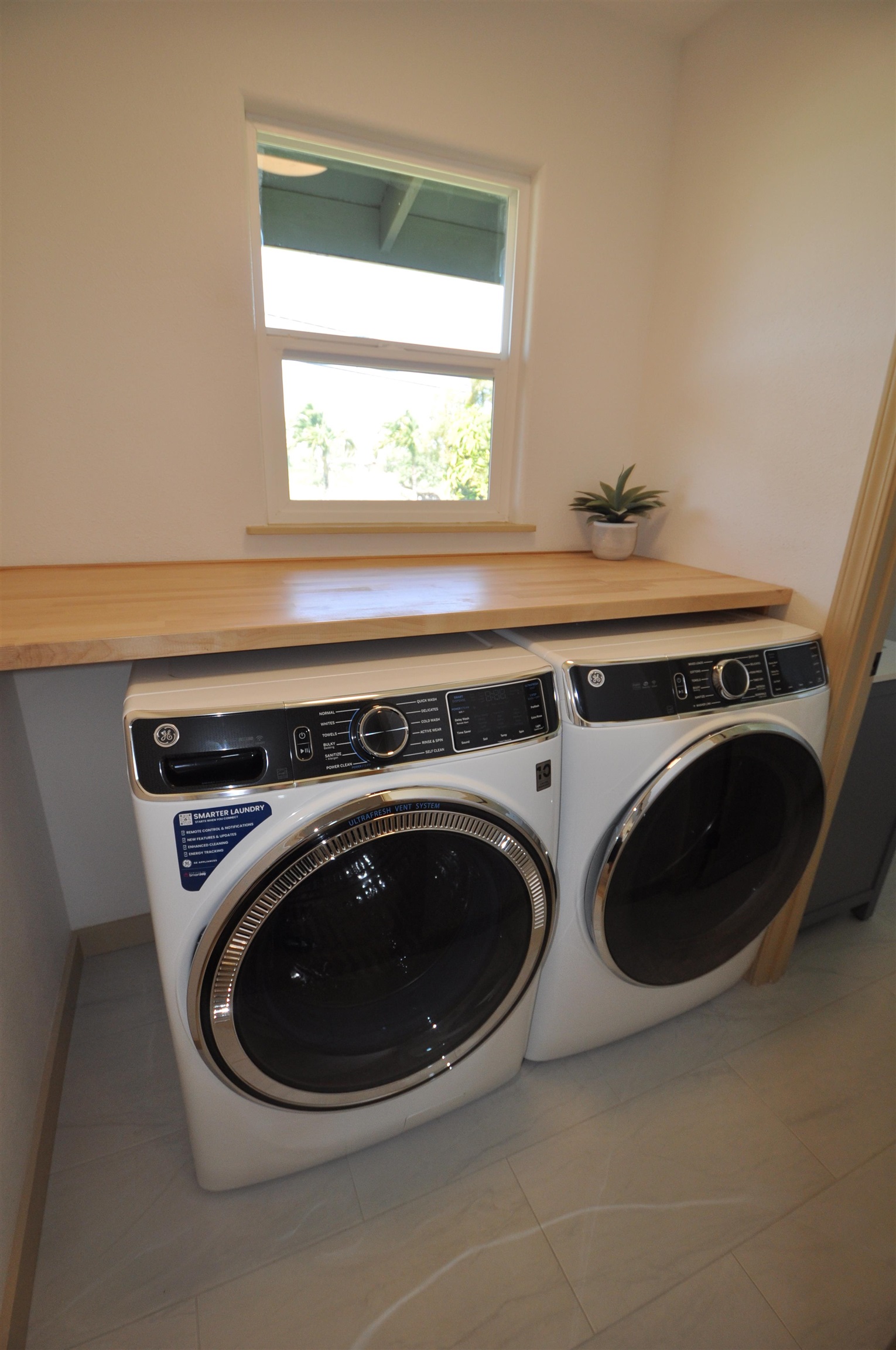 2835 Kaupakalua Road Haiku, HI 96708 - Photo 18 of 31 a utility room with dryer and washer