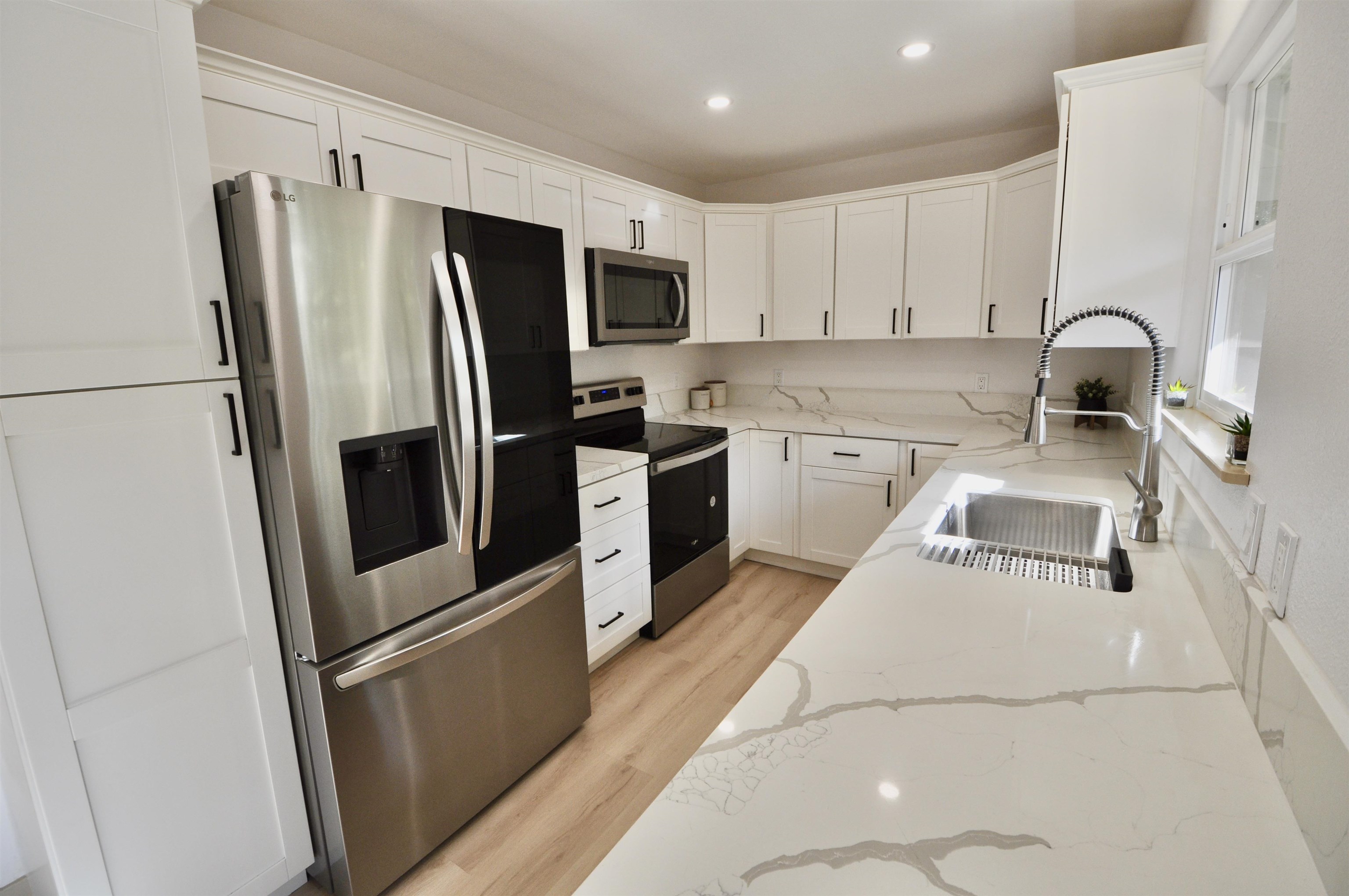 2835 Kaupakalua Road Haiku, HI 96708 - Photo 7 of 31 a kitchen with a refrigerator a sink and a stove
