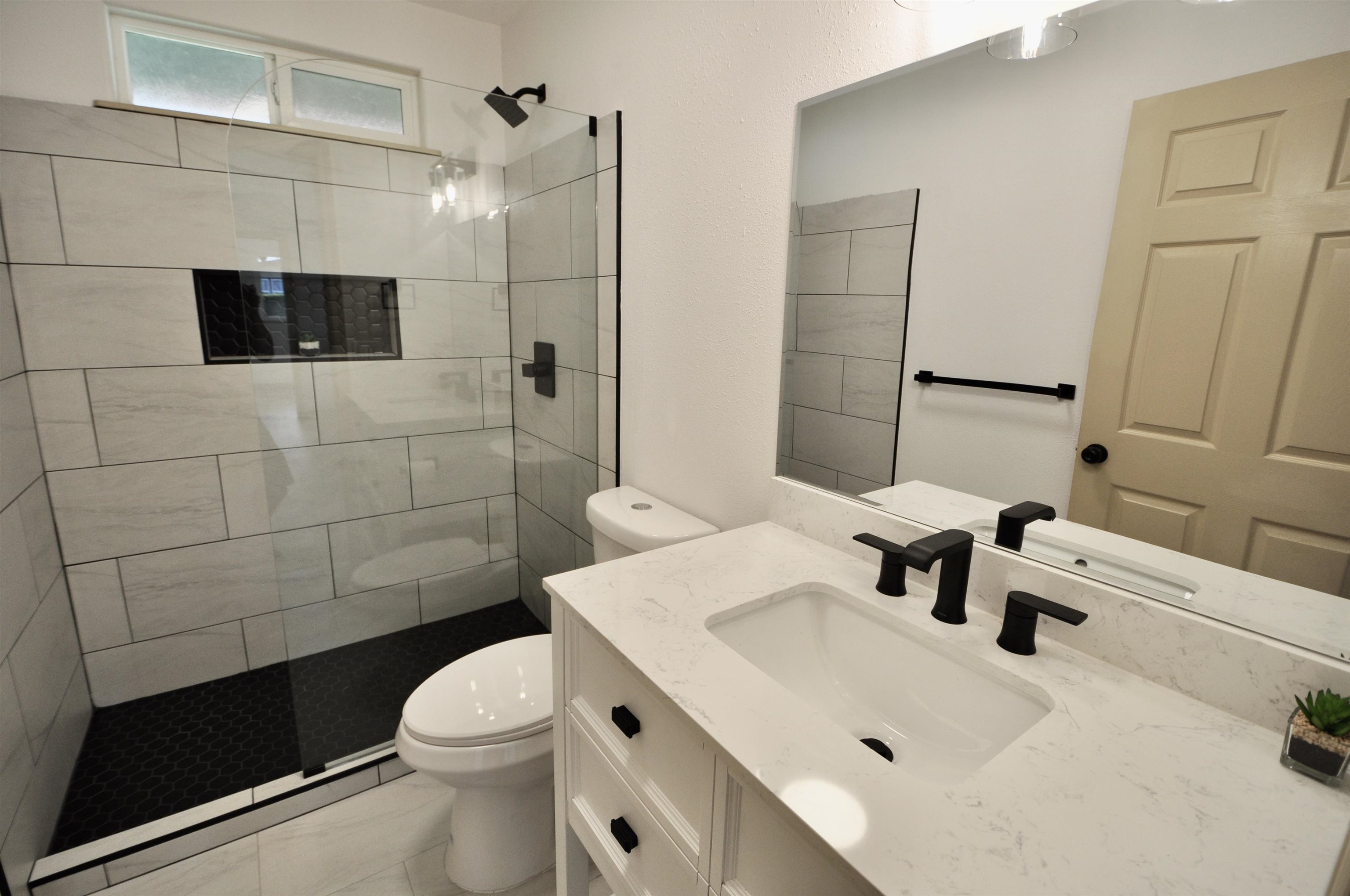 2835 Kaupakalua Road Haiku, HI 96708 - Photo 10 of 31 a bathroom with a sink toilet and shower