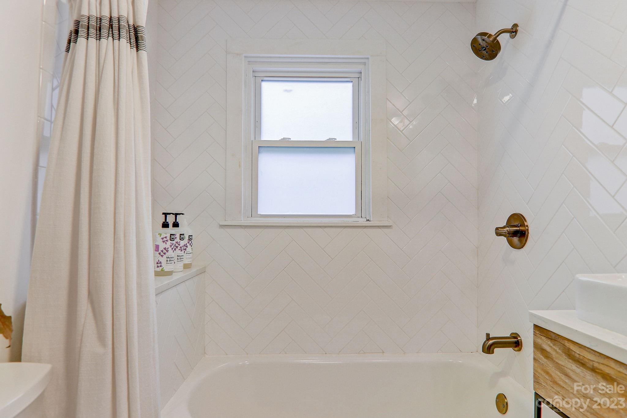 290 Upper Brush Creek Road Fletcher, NC 28732 - Photo 27 of 48 a bathroom with a bathtub