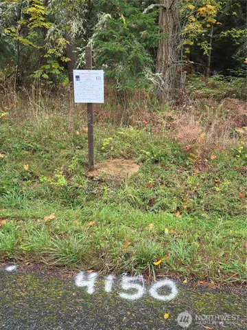 a sign that is sitting in the middle of a yard
