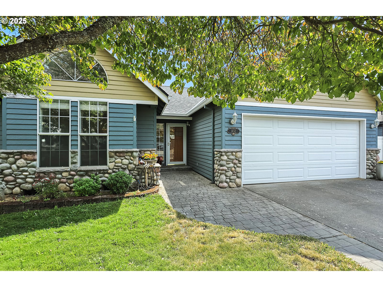 832 Adams Loop Hood River, OR 97031 - Photo 2 of 46 Property Entrance