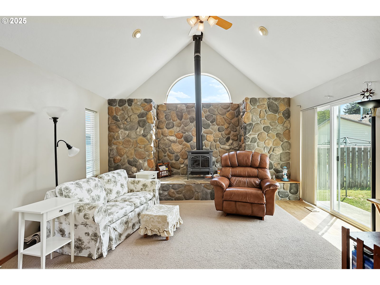 832 Adams Loop Hood River, OR 97031 - Photo 21 of 46 Family Room