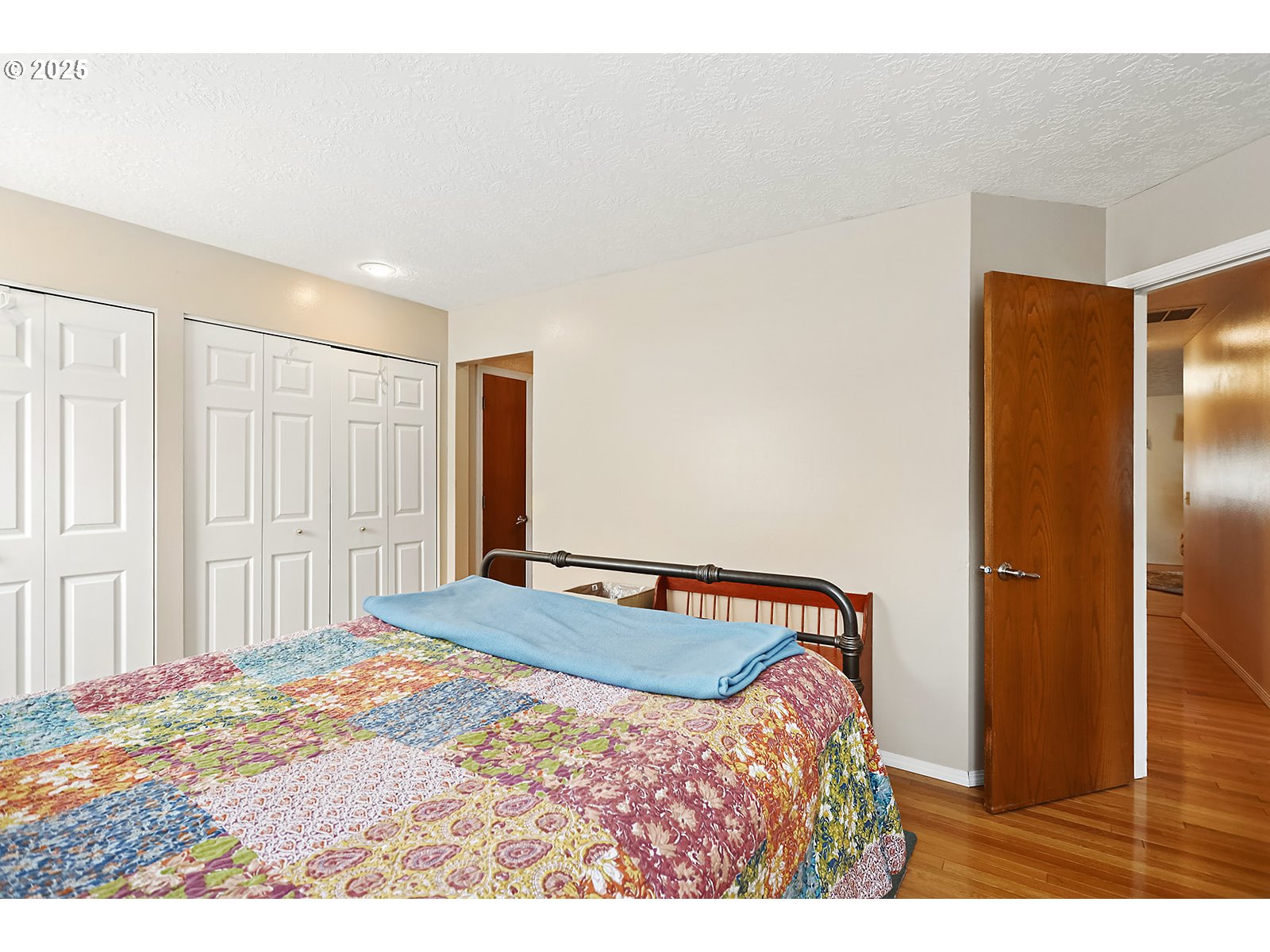 832 Adams Loop Hood River, OR 97031 - Photo 24 of 46 Primary Bedroom