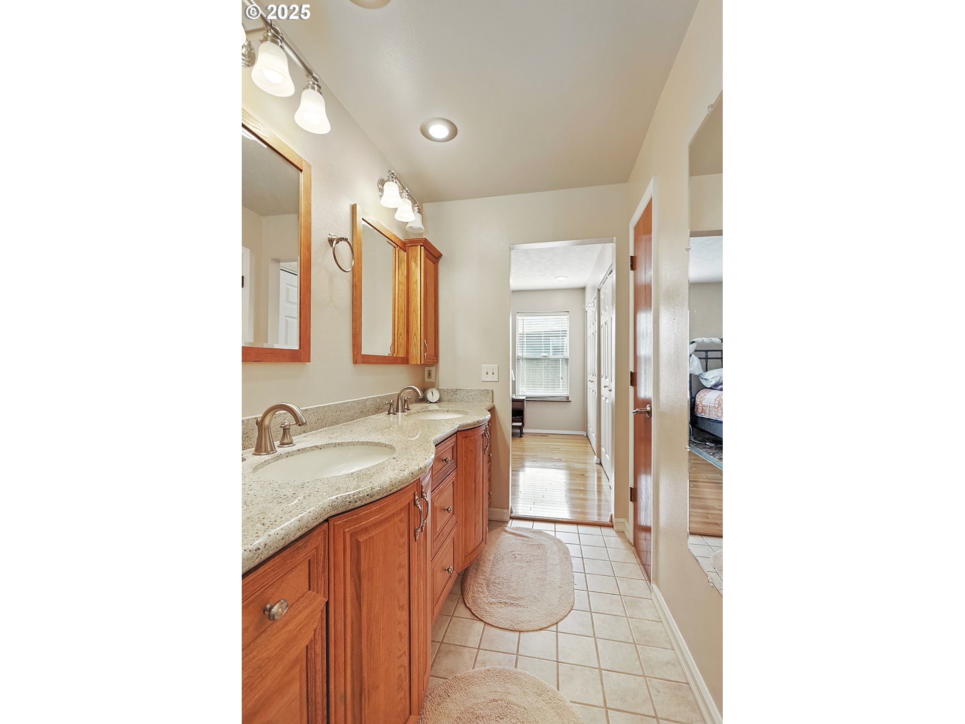 832 Adams Loop Hood River, OR 97031 - Photo 26 of 46 Attached Bathroom #1