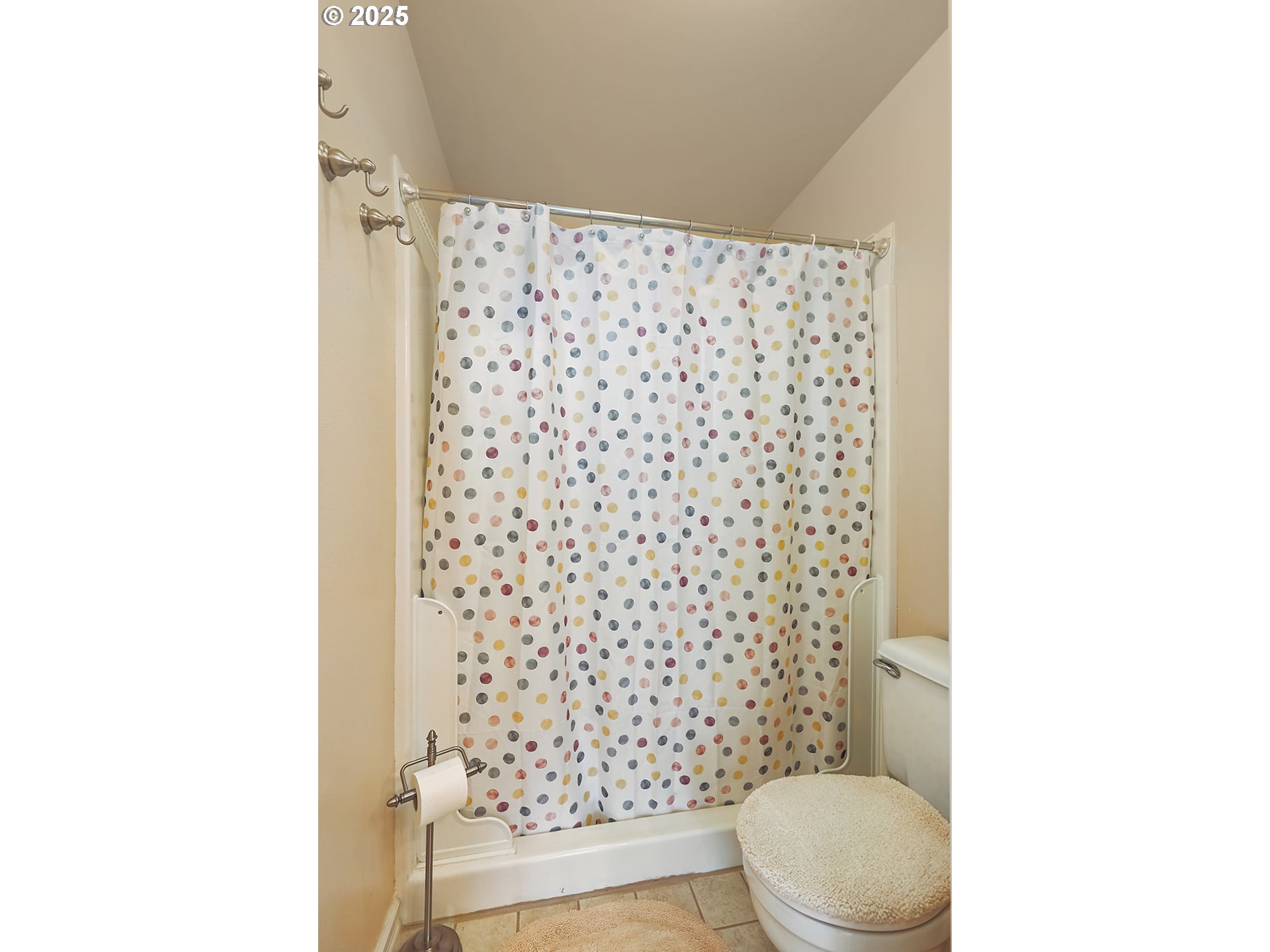 832 Adams Loop Hood River, OR 97031 - Photo 27 of 46 Bathroom, Attached