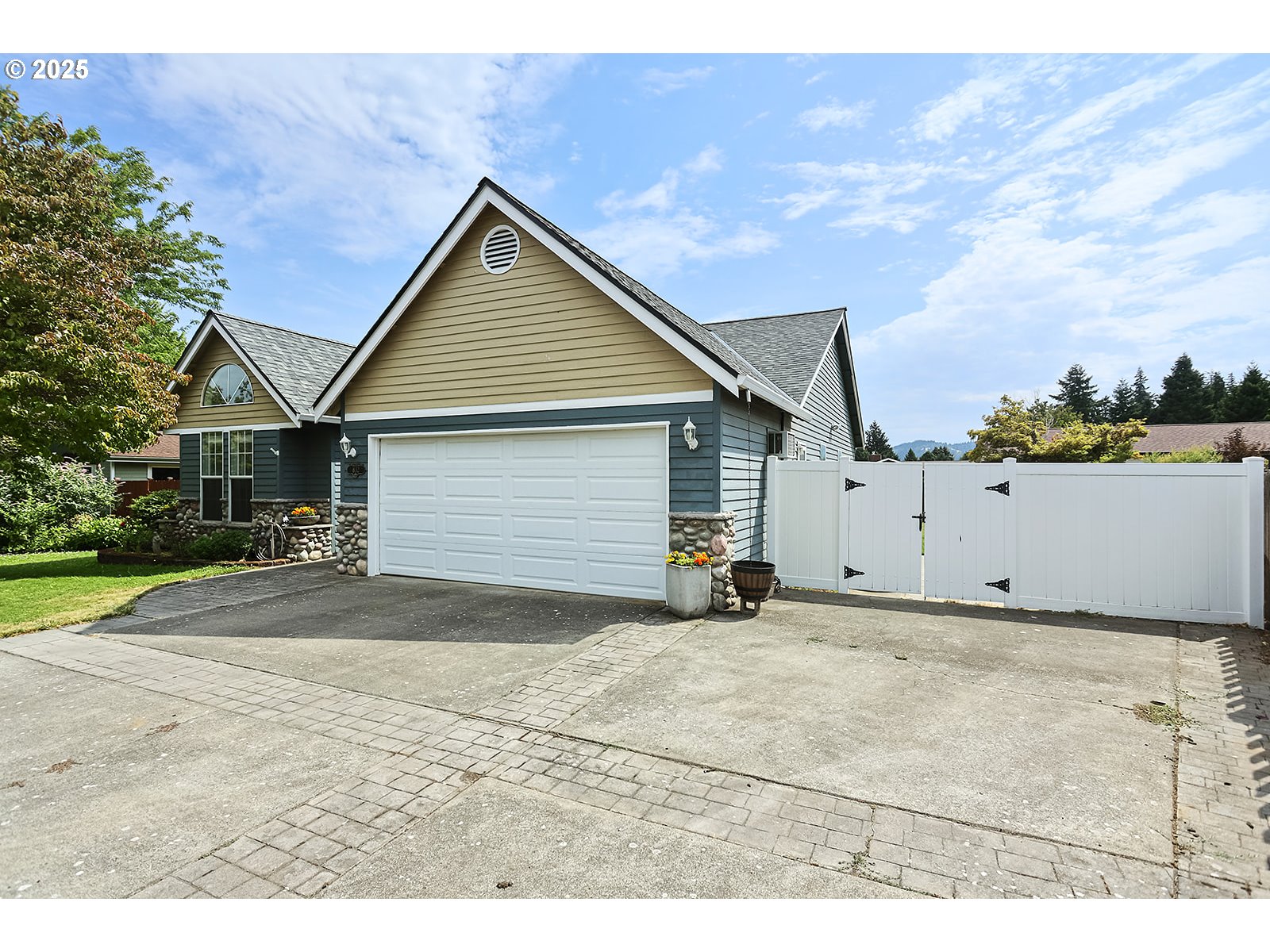 832 Adams Loop Hood River, OR 97031 - Photo 4 of 46 Driveway