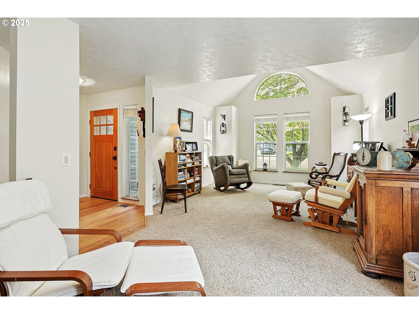 832 Adams Loop Hood River, OR 97031 - Photo 5 of 46 Living Room