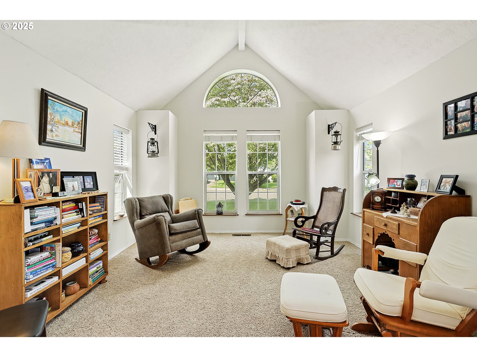 832 Adams Loop Hood River, OR 97031 - Photo 6 of 46 Living Room