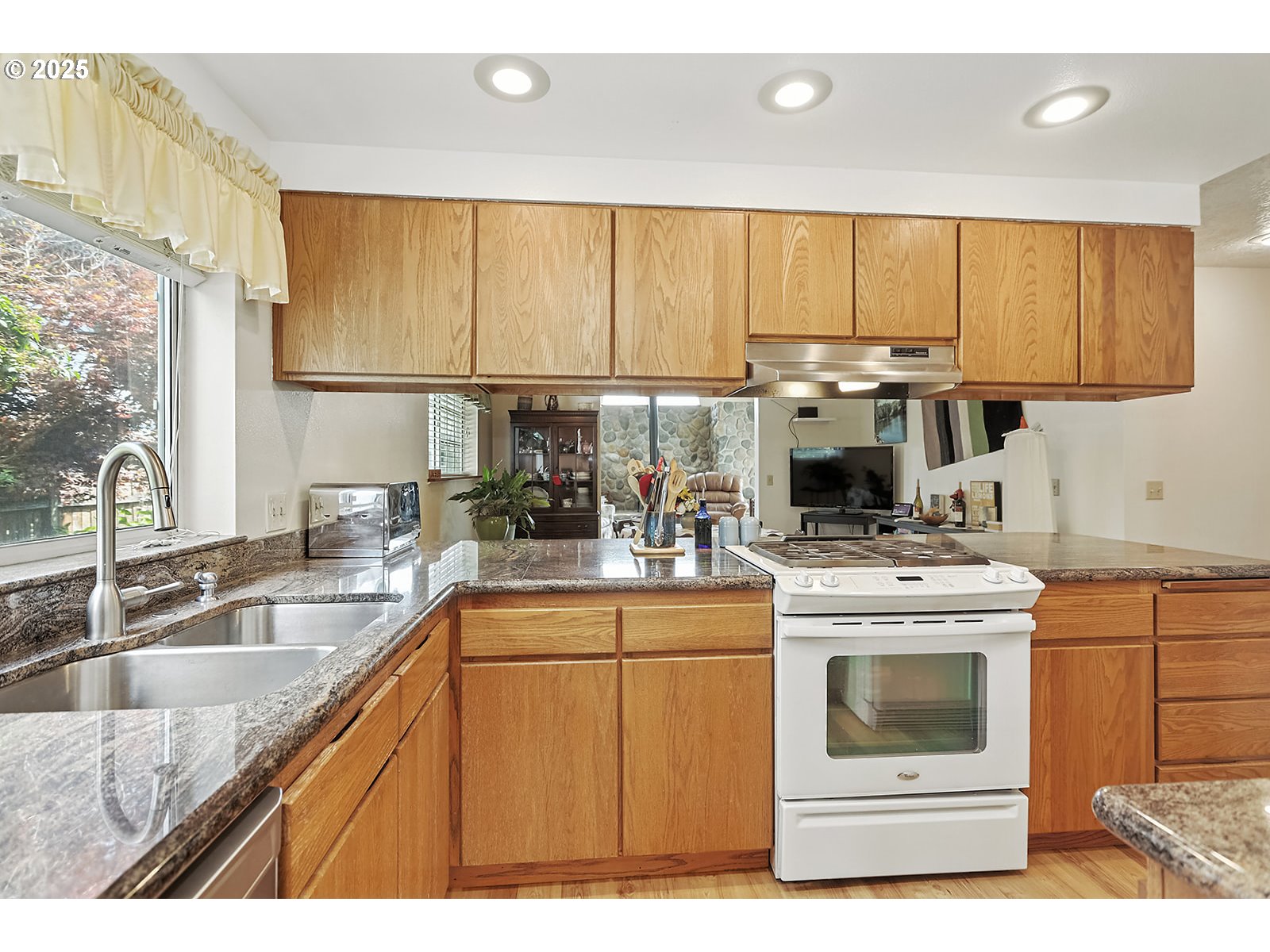 832 Adams Loop Hood River, OR 97031 - Photo 10 of 46 Kitchen