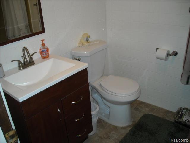 381 North Elm Grove Road Lapeer, MI 48446 - Photo 12 of 38