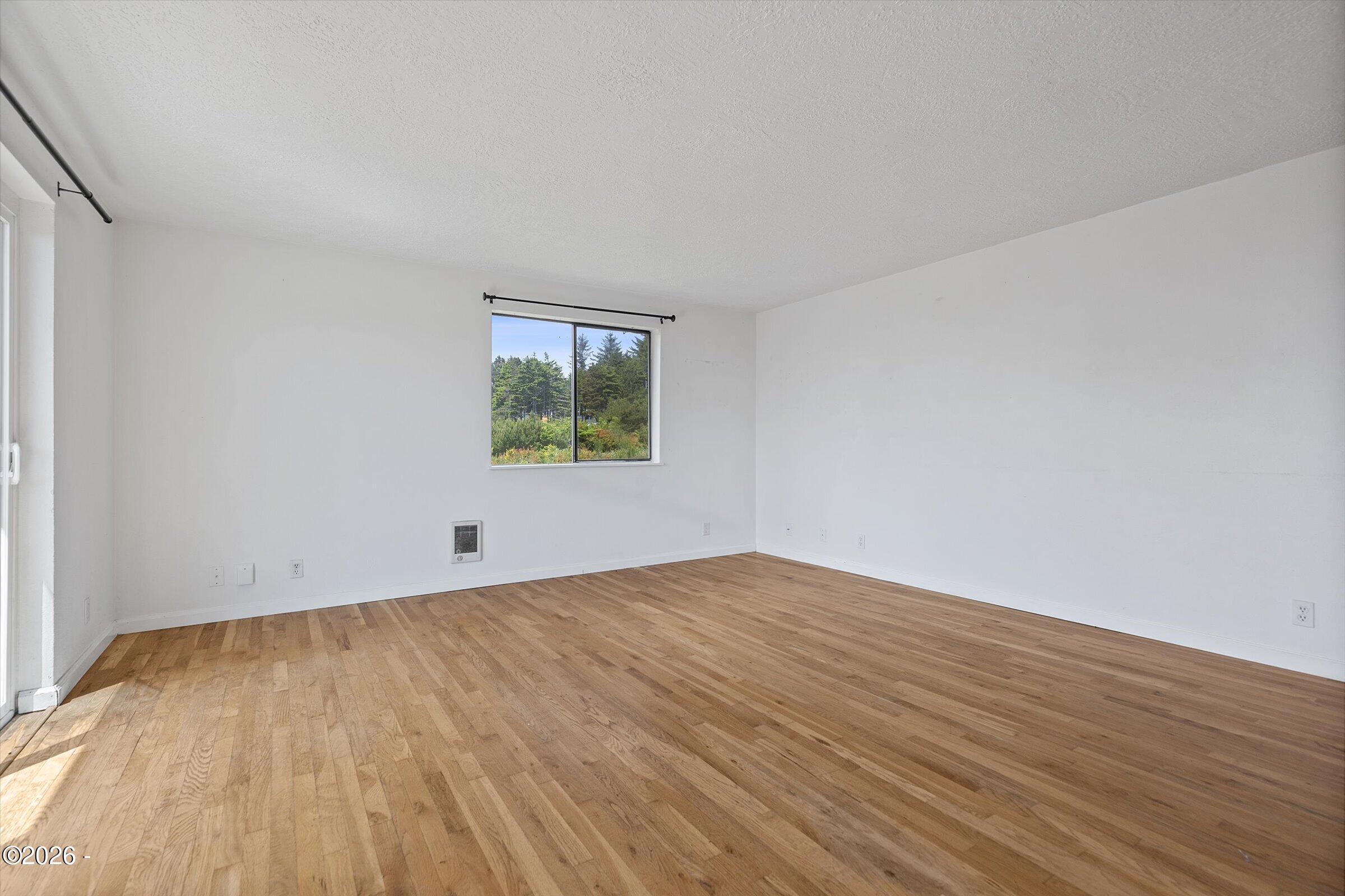1810 Northwest View Ridge Drive Waldport, OR 97394 - Photo 8 of 40 Upstairs livingroom