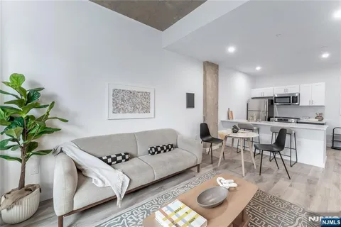 $2,355 | 10 Commerce Court, Unit 2A, Newark, NJ 07102