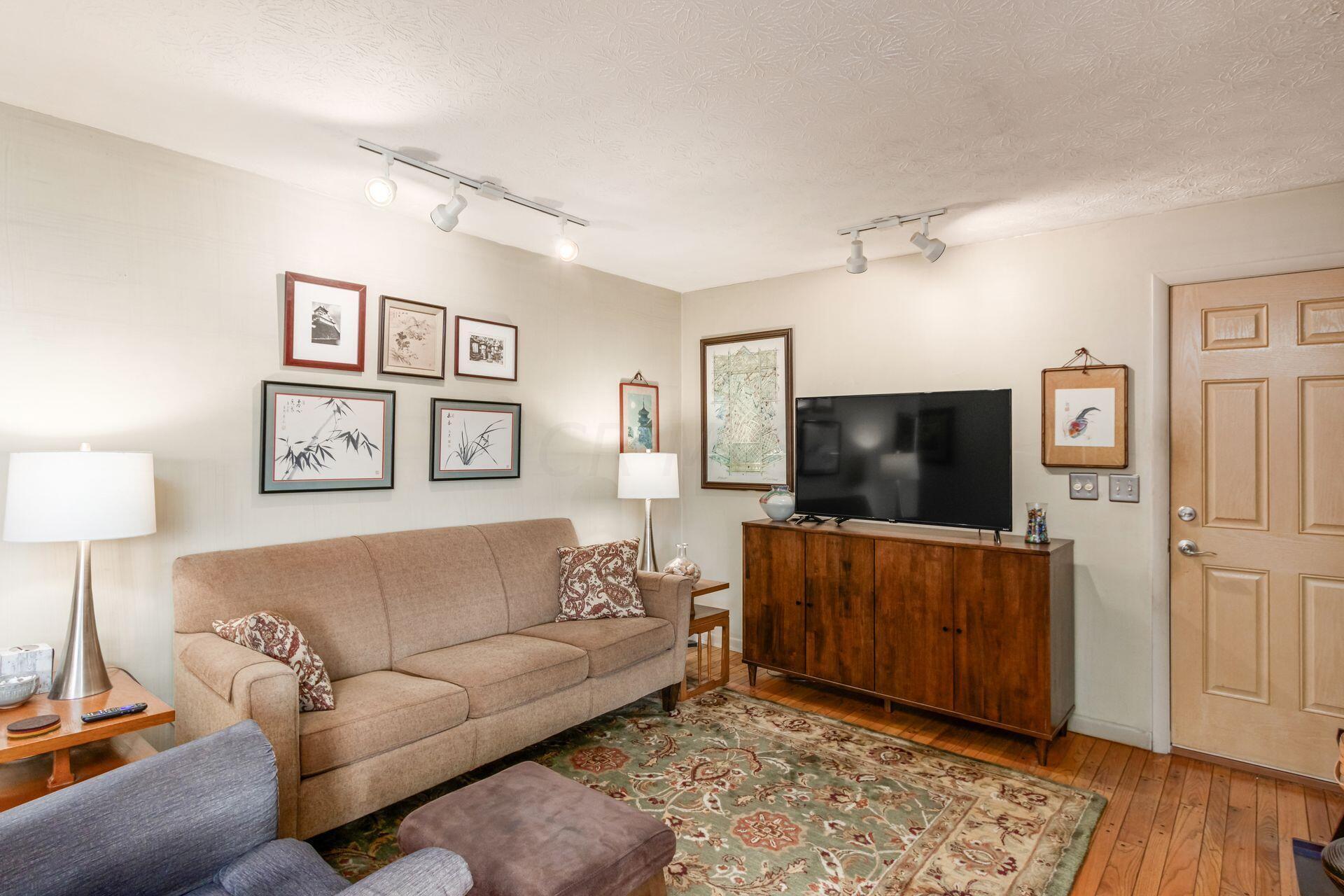 2404 Merbrook Road Columbus, OH 43235 - Photo 22 of 55 Family Room - 17'7" x 11'10"
