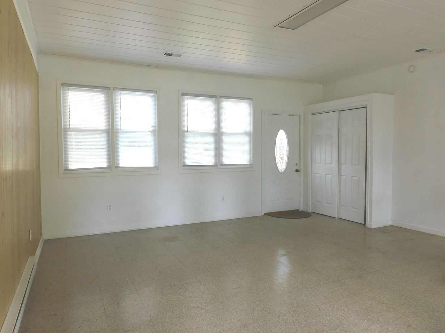 1419 Main Street Spring Grove, IL 60081 - Photo 16 of 27 an empty room with windows