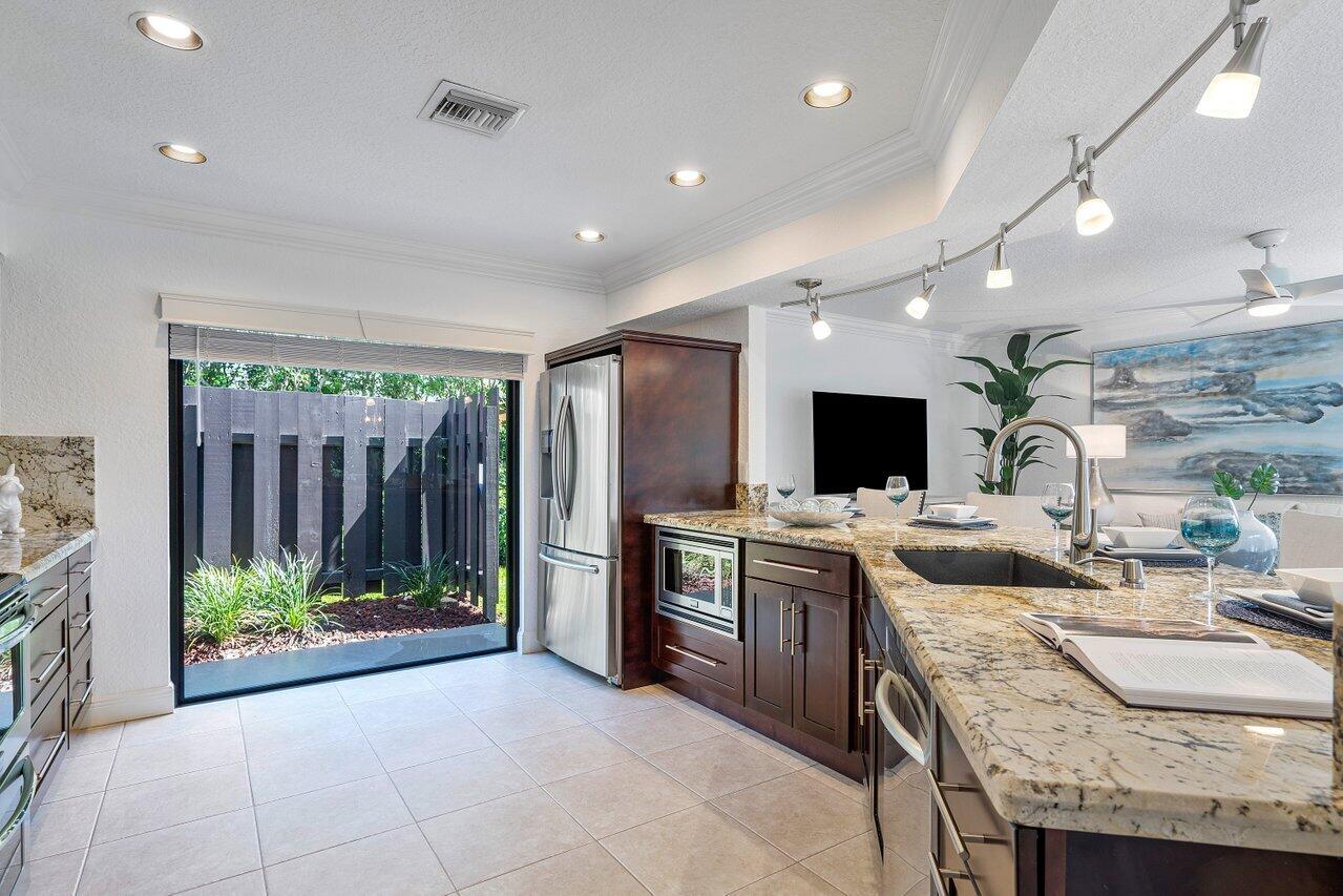 23228 L'Ermitage Circle Boca Raton, FL 33433 - Photo 12 of 36 Kitchen