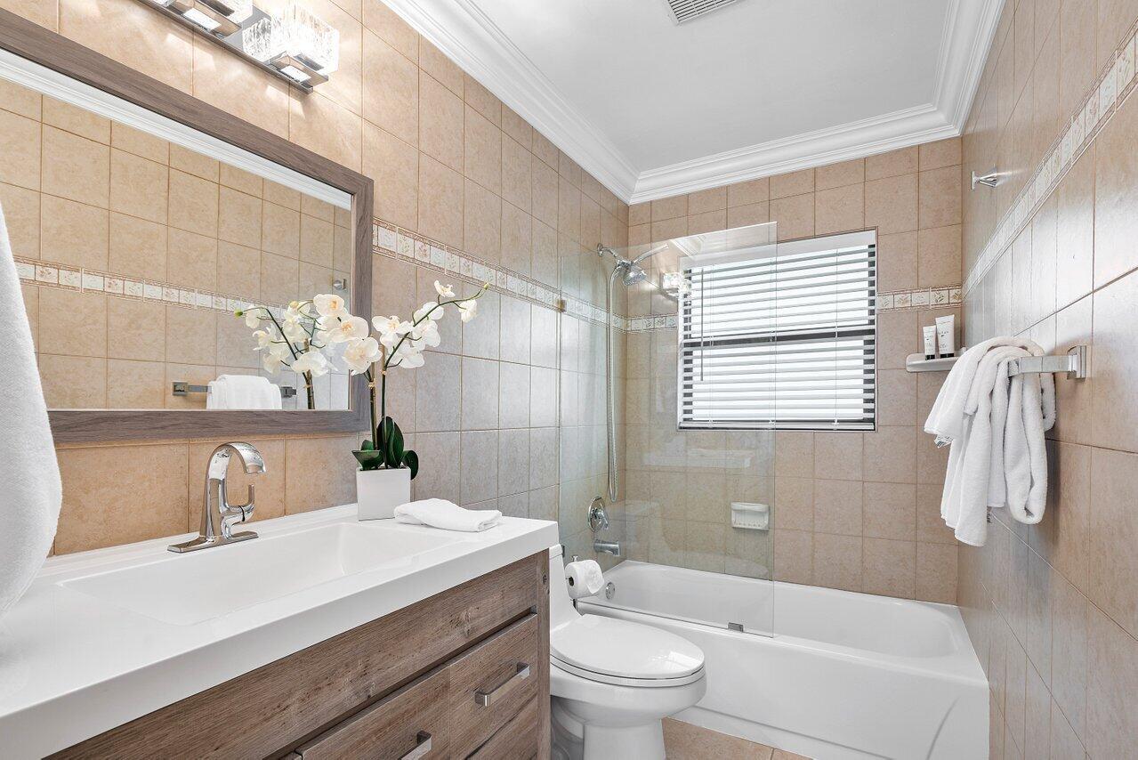 23228 L'Ermitage Circle Boca Raton, FL 33433 - Photo 31 of 36 2nd Floor Guest Bath