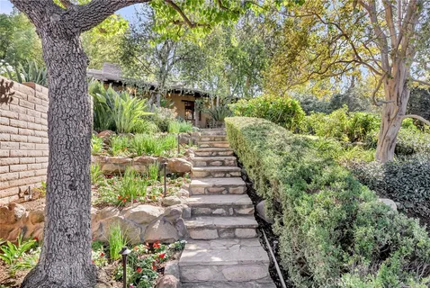 a view of a backyard with pathway