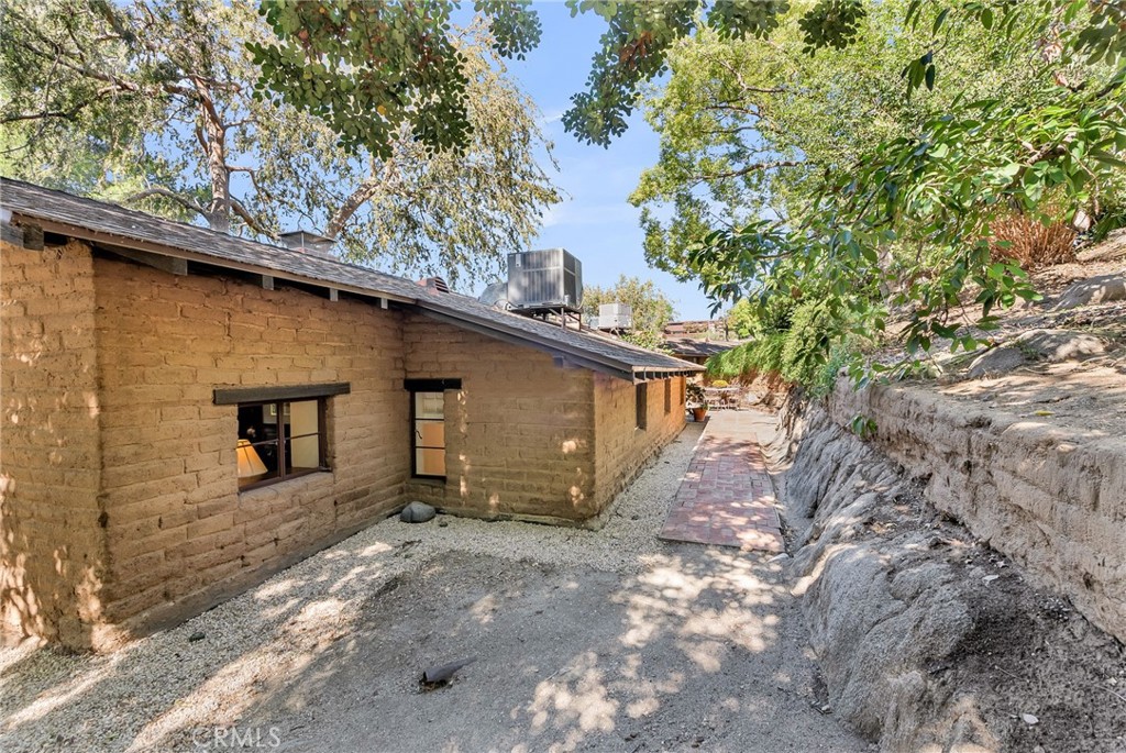 6146 Hawarden Drive Riverside, CA 92506 - Photo 47 of 75 a backyard of a house with lots of green space