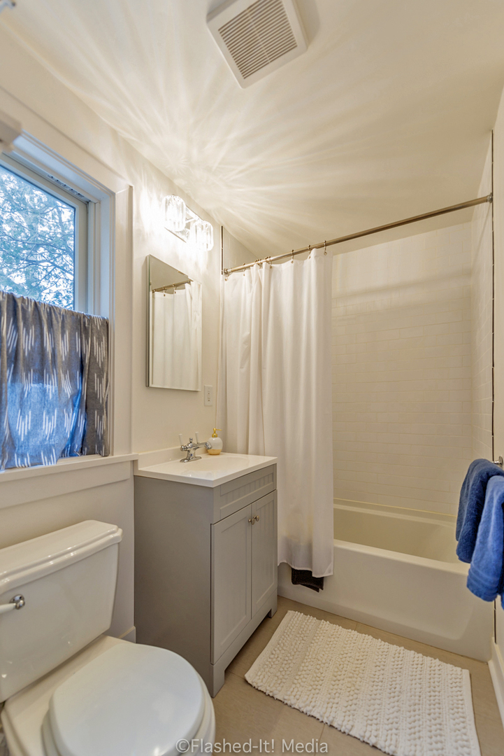 1727 Riverside Avenue St. Charles, IL 60174 - Photo 21 of 50 a bathroom with a toilet a sink and a bathtub