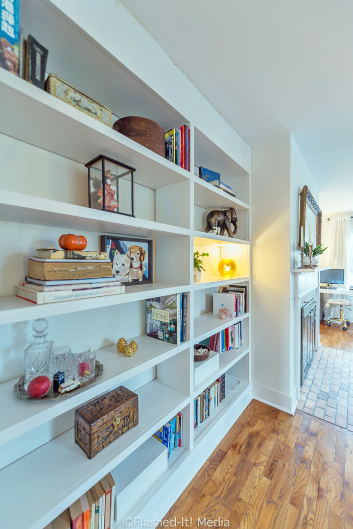 1727 Riverside Avenue St. Charles, IL 60174 - Photo 8 of 50 a room with furniture and a book shelf