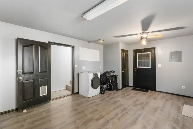 a view of a livingroom with a workspace