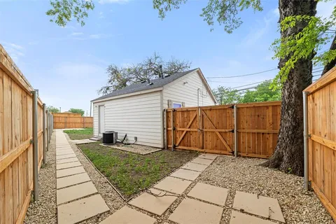 a view of a backyard