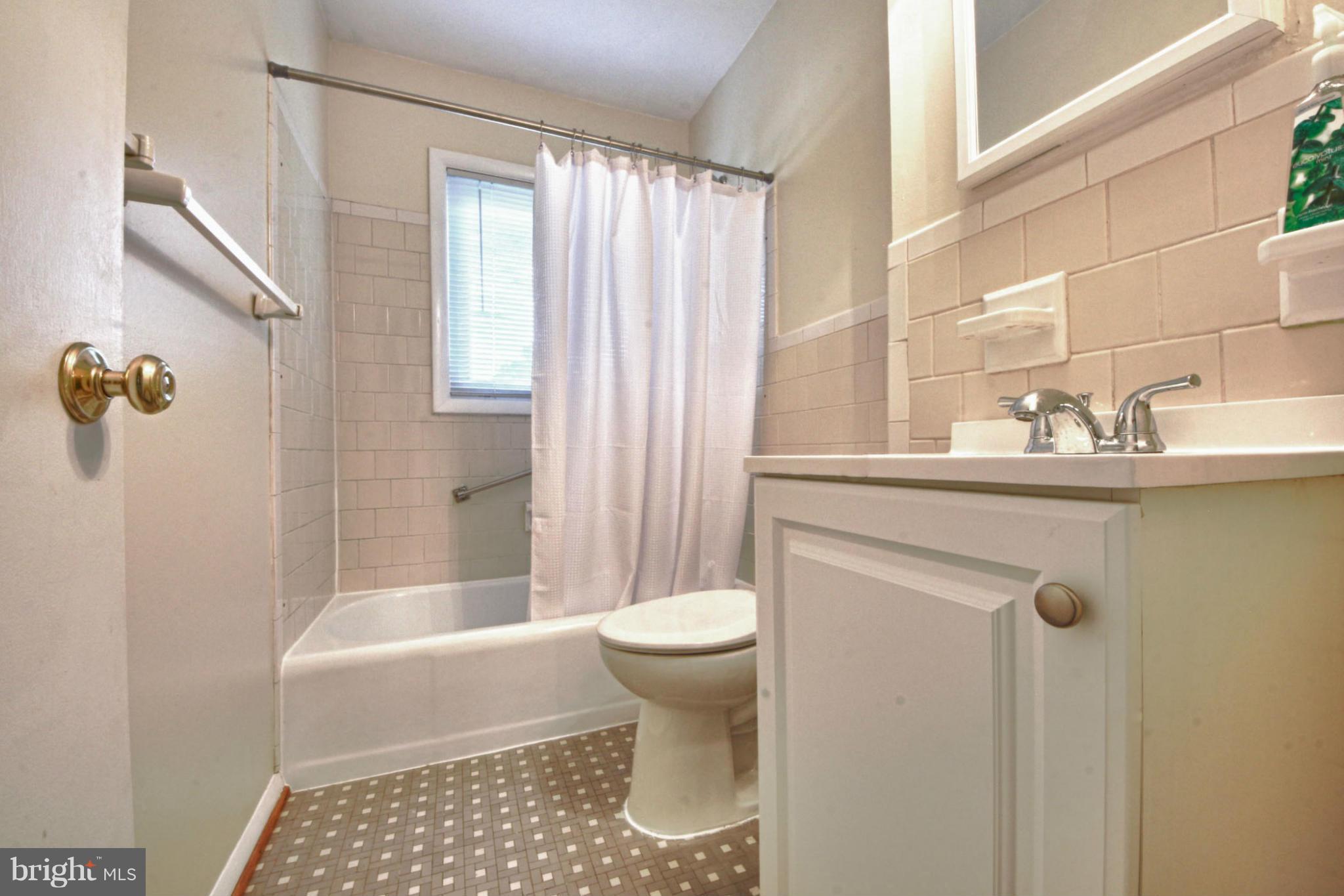 7600 Hamlet Street Springfield, VA 22151 - Photo 10 of 23 Bath