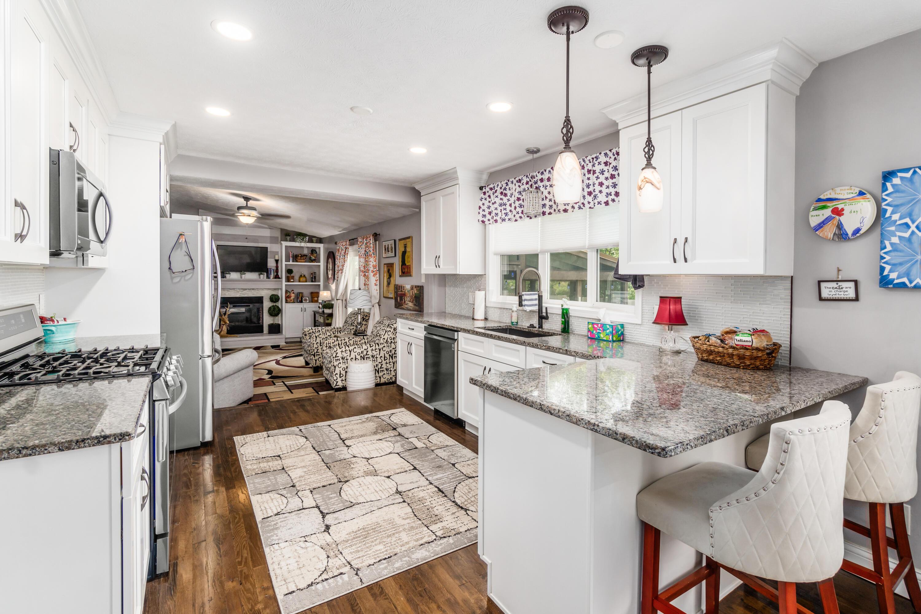 1081 Plum Ridge Columbus, OH 43213 - Photo 11 of 48 Breakfast bar